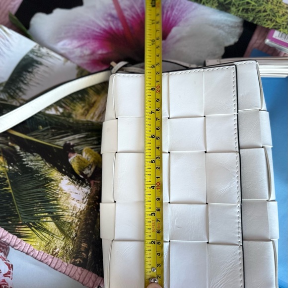 NEW ARRIVAL!!! Michael Kors White Wowen Bag with Tassels and Gold Hardware - Picture 4 of 8